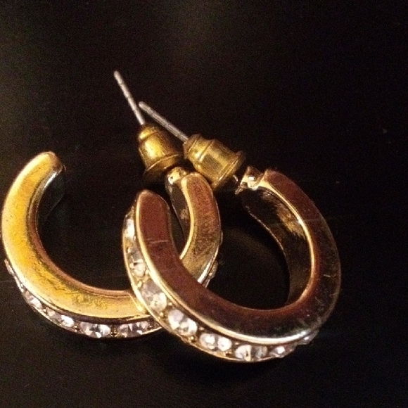 Elegant Gold Hoop Earrings - Picture 4 of 4